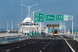 On conduit à droite sur le nouveau pont HKZM