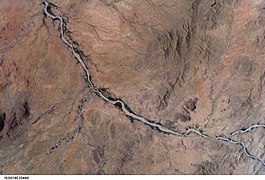 Vue d'un désert avec, au milieu, une rivière.