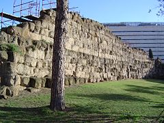 Di tích tường thành Servius trước nhà gà Termini