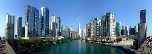La rivière Chicago bordant les immeubles de New Eastside (à gauche) et ceux de Streeterville (à droite) avec la Trump Tower (au centre) depuis Lake Shore Drive.