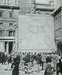 A Rome, une carte apposée sur la colonne Trajane permet de suivre les opérations militaires italiennes en Afrique.