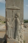 Le roi Xerxès Ier, un bas-relief d'une porte de son palais de Persépolis.