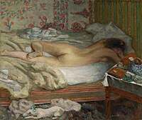 Tableau montrant un coin de chambre dans la pénombre, avec un grand lit et un fouillis de draps blancs où une femme est allongée sur le ventre, la tête sur ses bras, jambe gauche repliée sur l'autre.