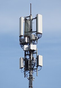 Photographie d'un site radio avec des antennes 4G et 5G.