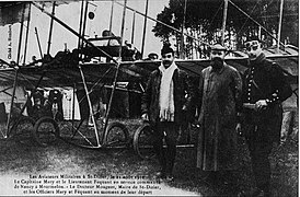 Le maire René Mougeot auprès d'un aéroplane militaire (août 1910).