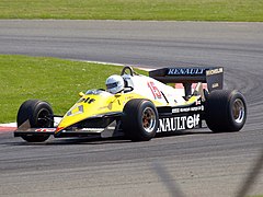 René Arnoux en démonstration avec la Renault RE40 d'Alain Prost (1983).