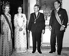 La vice-présidente et Première dame Isabel Perón recevant le président roumain Nicolae Ceaușescu et son épouse Elena, en mars 1974. Le président Perón est à droite.