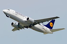 Un 737-300, première version du 737 Classic, aux couleurs de la Lufthansa.