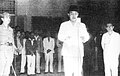 Soekarno lit la proclamation de l'indépendance de l'Indonésie. À droite, Hatta