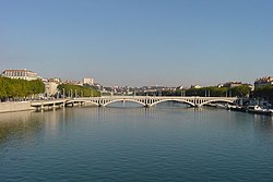 Le fleuve Rhône coule sous un pont Lyon, préfecture du département