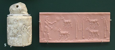 Sceau-cylindre et impression, représentant une figure d'autorité (surnommée « roi-prêtre ») en pasteur nourrissant des moutons. British Museum.