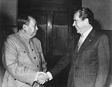 Nixon serre la main de Mao