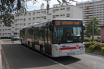 Photographie d'un bus articulé numéroté 58 et à destinationd de Sathonay-Camp.