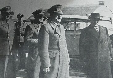 Hitler accueille Mussolini le 14 septembre 1943 après son enlèvement par le commando parachutiste de Skorzeny.