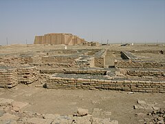Ruines d'Ur (Mésopotamie), avec la ziggurat en arrière-plan.