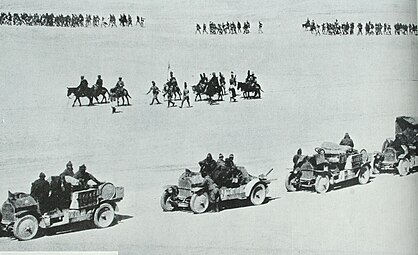 L'avant-garde des troupes italiennes franchit la frontière égyptienne.