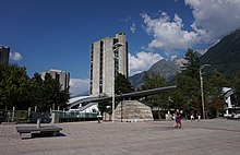 La place du Mont-Blanc, piétonnière, bordée de bâtiments modernes dont un immeuble de grande hauteur.