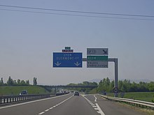 L'autoroute à deux numéros A71-A89 et des panneaux directionnels dont la sortie 13 indique Riom