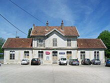 Vue de la façade principale de la gare d'Arbois.