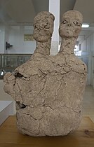 Statues en plâtre de deux humains, Ain Ghazal. Musée archéologique de Jordanie.