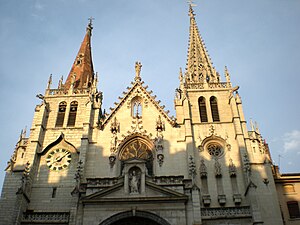La flèche gauche de l'église Saint-Nizier accueillit le premier beffroi de la ville.