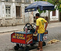 Vendeur de jus de canne à Santo Amaro, Brésil.