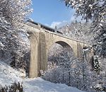 Passage d'un train sur le viaduc du Saillard, après une chute de neige. Morez, Jura, France.