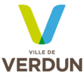 Deux traits vert et bleu formant la lettre V au-dessus du texte ville de Verdun.