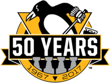 logo des Penguins présentant le manchot qui patine derrière une banderole avec écrit dessus 50 years.