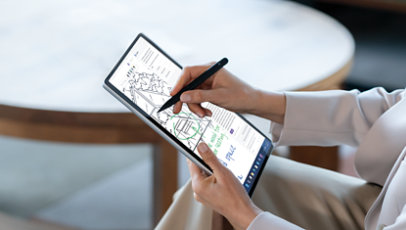Una persona usa un Slim Pen para escribir en la pantalla táctil de un dispositivo Surface Pro 10 para empresas en platino.