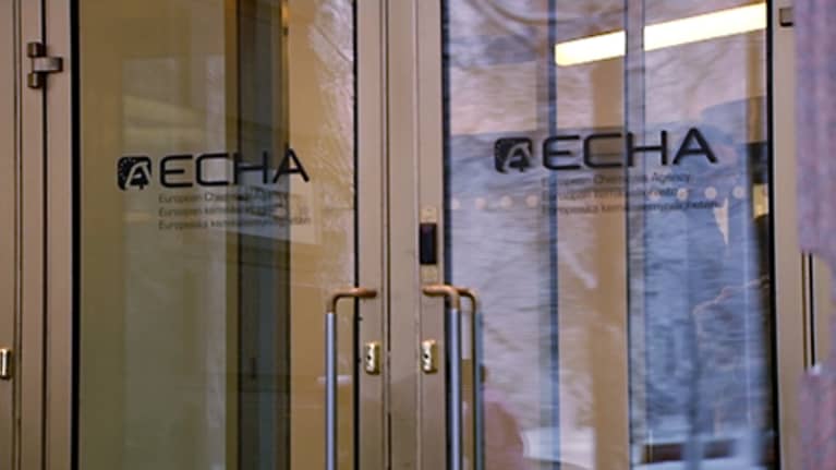 Euroopan kemikaaliviraston sisäänkäynti. Kaksi lasillista ovea, joihin on teipattu ECHAn logo.