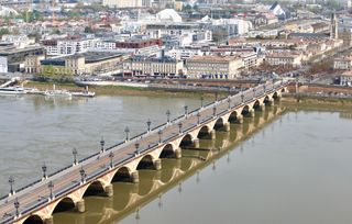 A Bordeaux, un plan pour le pont de pierre qui « s’enfonce sous son poids »