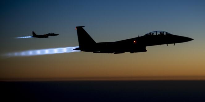 Des chasseurs-bombardiers F-15E américains au-dessus de l'Irak au retour d'une mission sur la Syrie, le 23 septembre.
