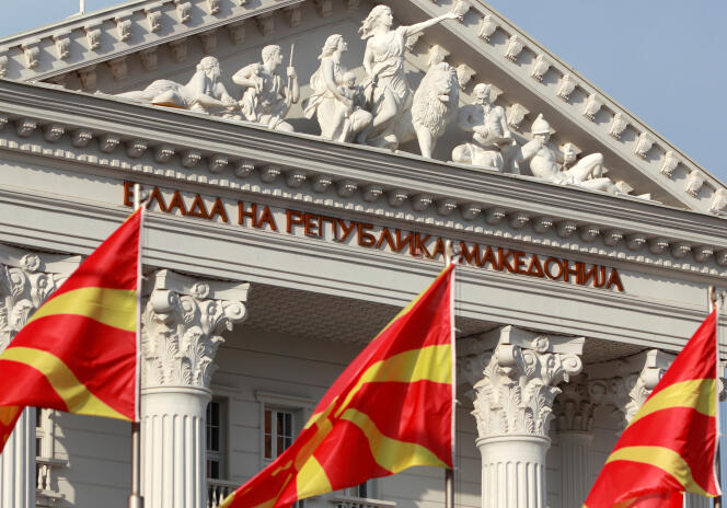 Le drapeau national devant le parlement macédonien, à Skopje, le 12 juin.