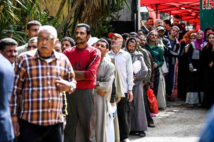 Des Egyptiens arrivent à un bureau de vote dans une école du quartier Shubra, au nord du Caire, le 20 avril.