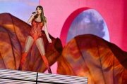 Taylor Swift sur la scène de la Défense Arena, dans le cadre de son « Eras Tour », à Nanterre, le 9 mai 2024.