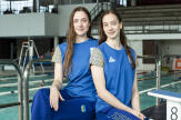 Les jumelles Maryna et Vladyslava Aleksiiva, prodiges de la natation synchronisée, veulent « montrer le visage combatif de l’Ukraine »
