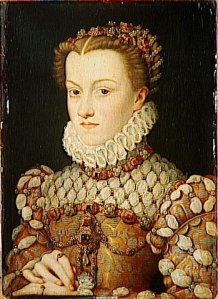 La femme de Charles IX porte un costume richement orné qui traduit sa condition royale