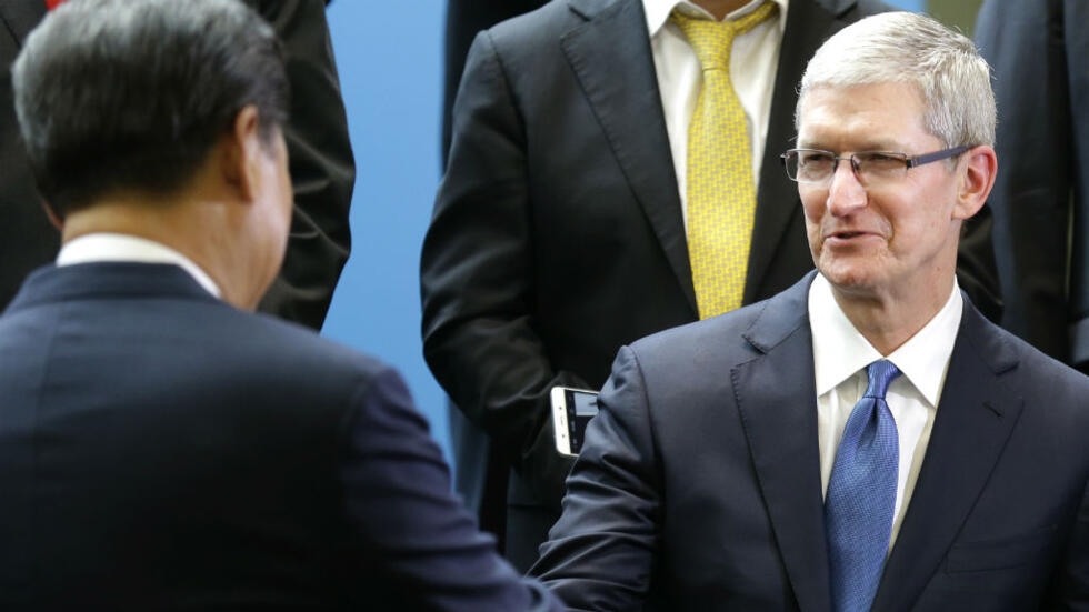 Poignée de main entre Tim Cook, PDG d'Apple, et Xi Jinping, président chinois, à Redmond au siège de Microsoft en septembre 2015.