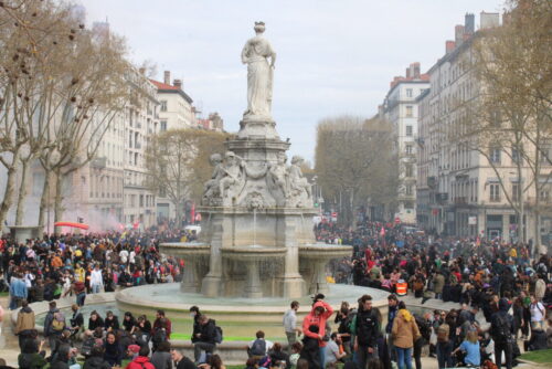 La manifestation du 6 avril contre la réforme des retraites à Lyon a été marquée par des affrontements entre manifestants et policiers.