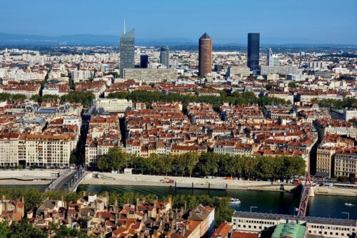 La crise de l'immobilier ralentit et même stoppe la construction de nouveaux logements dans la métropole de Lyon.
