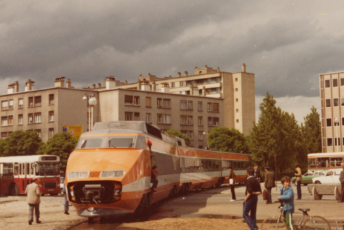 Un TGV traverse le quartier des États-Unis dans le 8ᵉ arrondissement de Lyon à la fin des années 1970.