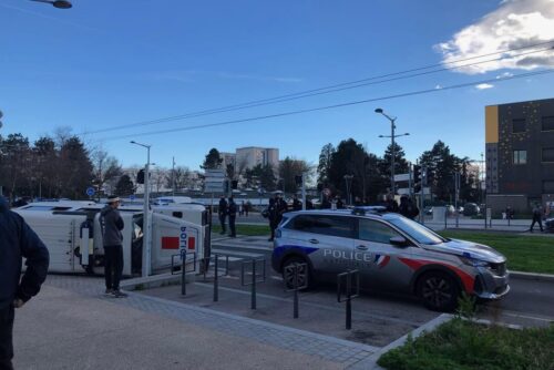 La voiture de la police qui s'est renversée à Vénissieux, dans la métropole de Lyon, lundi 18 mars 2024.