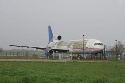 Cet avion est à l’abandon depuis des années à l’aéroport de Lyon Saint-Exupéry.