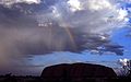 Uluru mit Regenbogen.