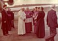 Polski: Papież Jan Paweł II w Gdyni 11 czerwca 1987, w trakcie III podróży apostolskiej do Polski. Tu: na lotnisku wojskowym w Gdyni Babich Dołach w oczekiwaniu na przyjazd kolumny samochodów