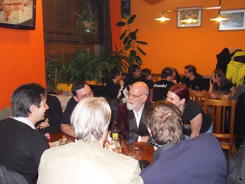 File:Praha, Haštalský dědek, Terry Pratchett s fanoušky.jpg