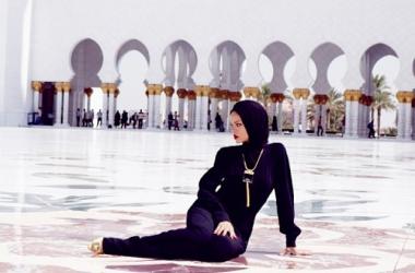 Controversial Pictures Of Rihanna At Islamic Mosque [PHOTOS]