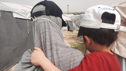 Sarah et son petit garçon de 6 ans dans le camp de Roj (Syrie), en avril 2022. Ils y ont été enfermés avant d'être rapatriés en France en juillet 2022. (GAËLE JOLY / FRANCEINFO / RADIO FRANCE)