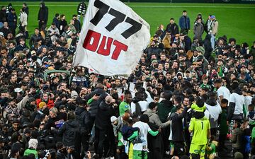 Le soir de l'accession en Ligue 2 du Red Star, des supporters du club audonien brandissent un drapeau "777 out". Icon Sport/Anthony Dibon